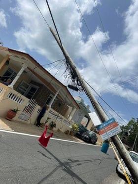 RadioOnce's tweet image. “Ya no sé dónde más llamar para que nos arreglen este problema de éste poste caído. Mañana se cumplen tres días y no han hecho nada y los cables eléctricos a punto de caer encima de la casa. Esto es en Arecibo barrio Dominguito sector Alto Cuba".