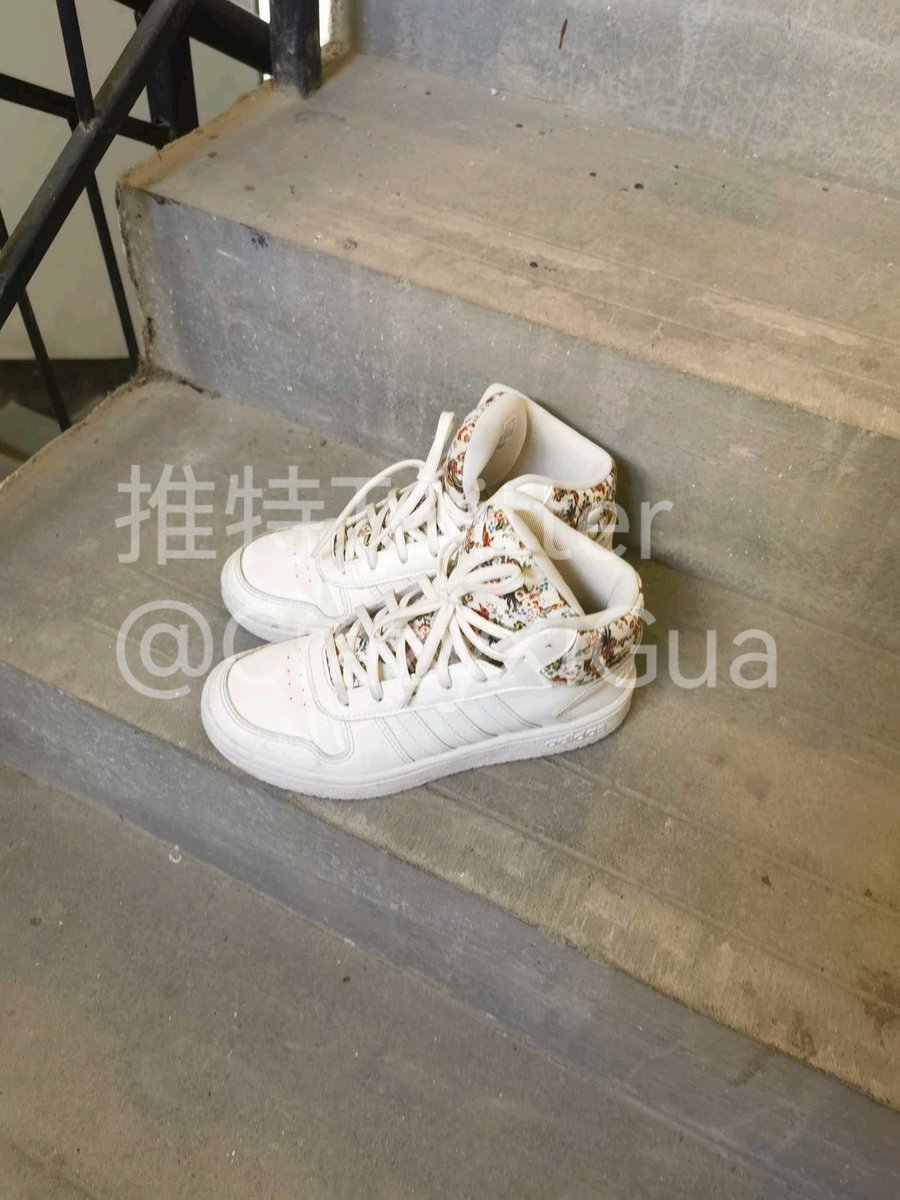 之前跟的妹子，当时因为妹子警惕性高没玩到鞋子，这次白天过来拿着她门口的三叶草一顿爆射，玩完之后不清理，等着她跟我的精华亲密接触！#玩鞋 #原味 https://t.co/yWQmlRRv4C