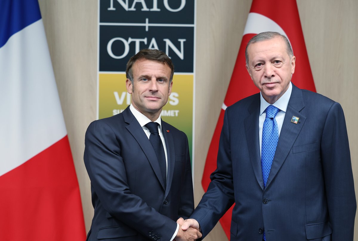 Fransa Cumhurbaşkanı Emmanuel Macron ile Vilnius'ta bir araya geldik. NATO zirvemiz marjında gerçekleştirdiğimiz bu verimli toplantının ülkelerimiz için hayırlara vesile olmasını diliyorum. 🇹🇷🇫🇷