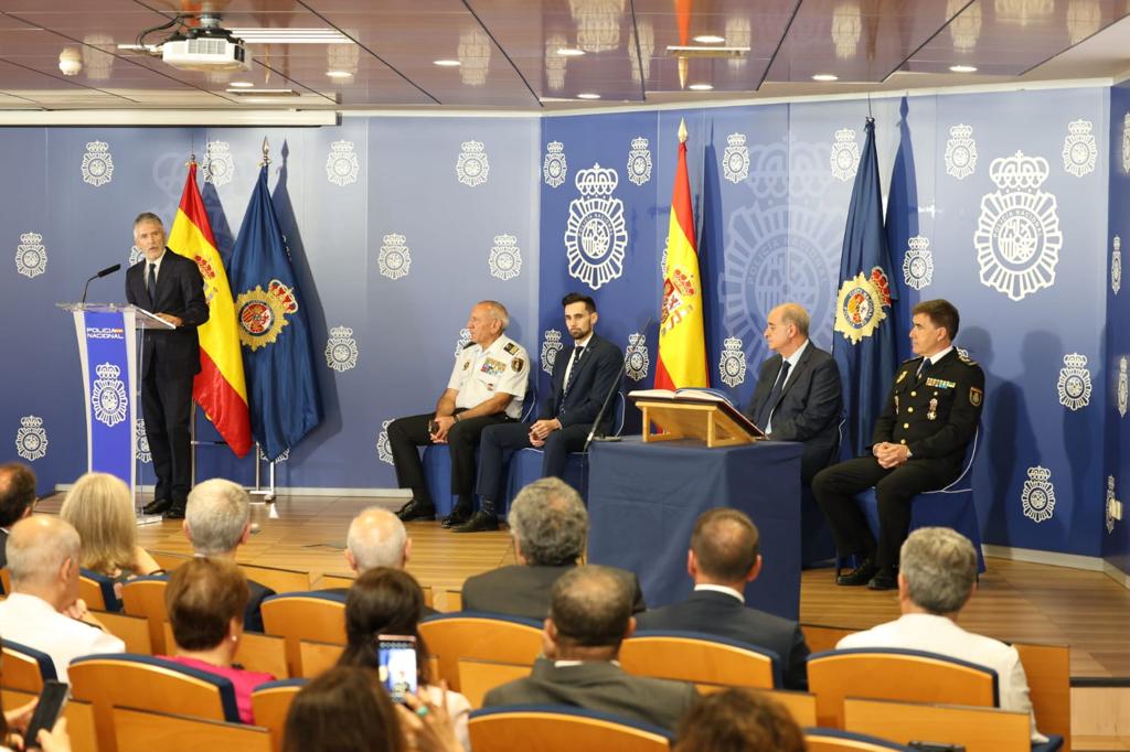 interiorgob's tweet photo. Grande-Marlaska preside la toma de posesión del comisario Nogueroles como responsable de Formación y Perfeccionamiento de @policia

🗣️El ministro ha elogiado su labor al frente del #GEO en acciones como la repatriación desde Afganistán o la evacuación de la Embajada de Kiev https://t.co/gWv9urKBBx