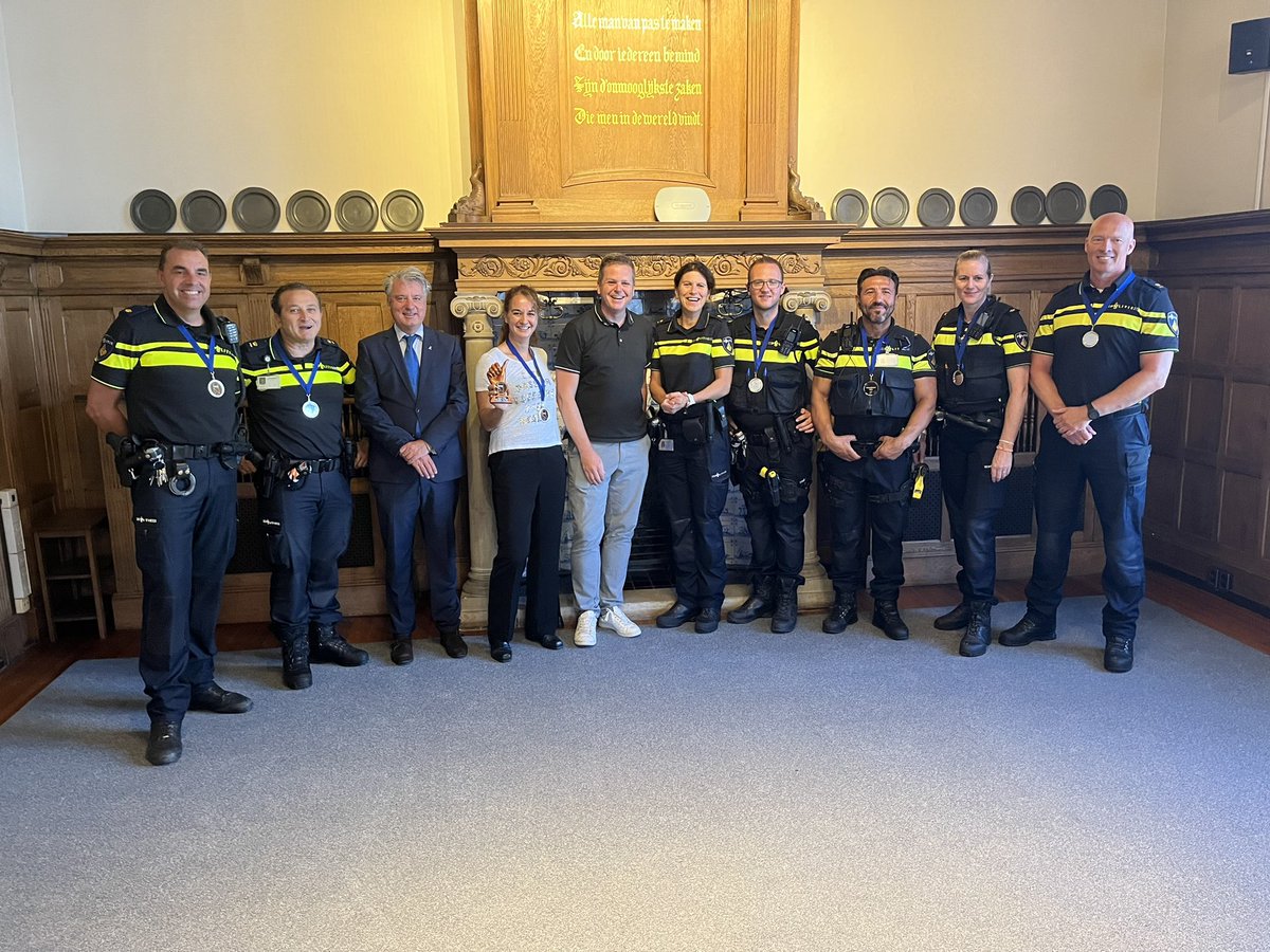 Elke dag maakt de @politie fijne dingen mogelijk en helpt zij hen die hulp behoeven. Soms door elkaar geweldig te ondersteunen. Dit is de #blauwefamilie die het verschil maakt. Met behulp van #ketenpartners. #Samensterk in #Zandvoort wep.nu/nieuws/samen-v…