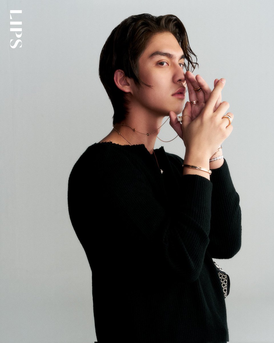 lipsmagazine_th's tweet photo. ไบร์ท สวมเสื้อถักไหมพรม LAB HOMMES พร้อมสร้อยคอ แหวน และสร้อยข้อมือจาก BULGARI จากคอลเล็กชั่น B.ZERO1 และ BVLGARI BVLGARI

@bbrightvc
@Bulgariofficial
#EVOLUTIONS 
#bulgari
#bulgarithailand
#bbrightvc
#BrightVachirawit
#LIPSERA
#LIPSMAGAZINE https://t.co/vQxtucZM3n