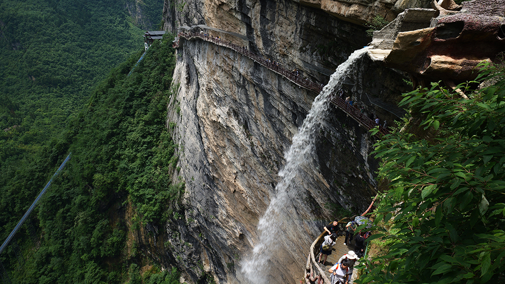 Let’s visit the #EnshiGrandCanyon in #Hubei province to escape the summer heat! The breathtaking cliffs and enchanting caves, adorned with unique karst landforms, have become an irresistible draw for visitors.