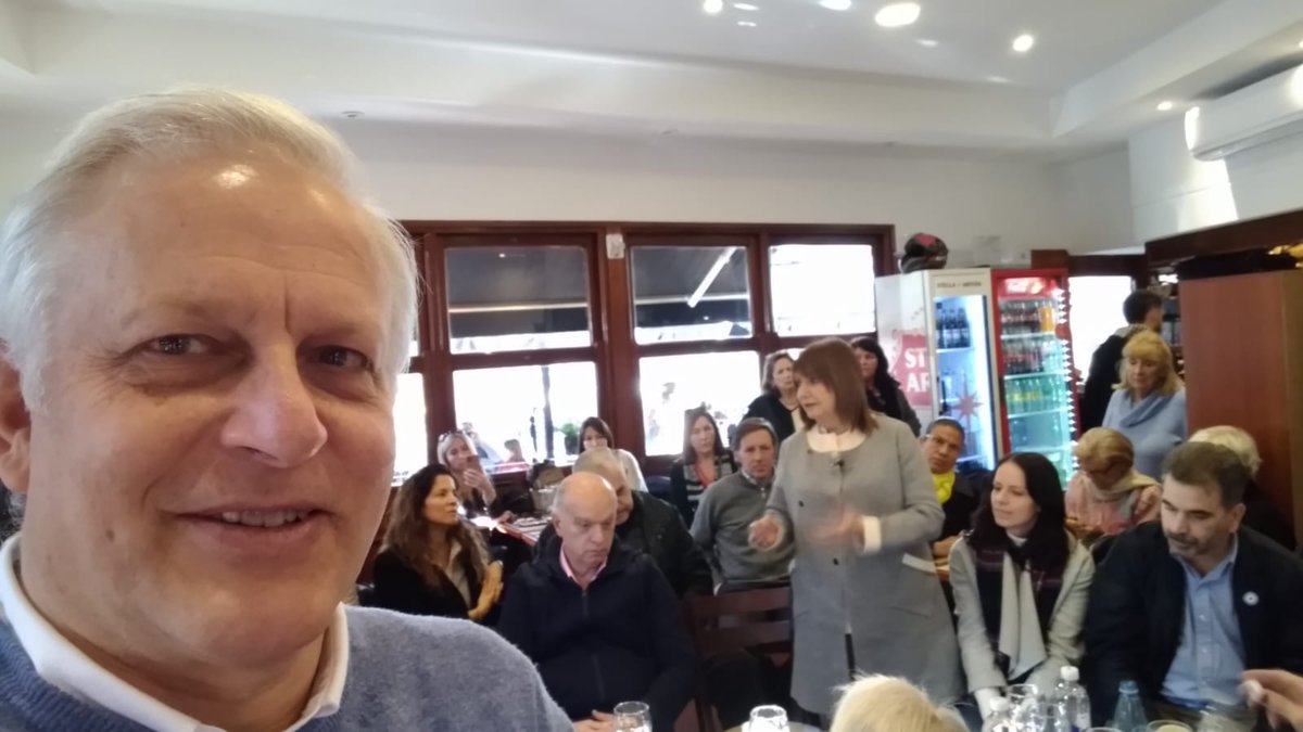 ApRepublicana's tweet photo. Ayer @PatoBullrich estuvo junto a @Nestorgrindetti @soledadmartinez @cristianritondo dandose una vuelta por Vicente Lopez y @ApRepublicana @ApRep_VL estuvo ahi para apoyar @LuisParodiVL @MagdalenavanLan #LaFuerzaDelCambio #LiberalesEnPRO @juancurutchet @carlospirovano https://t.co/l147HXRgXL