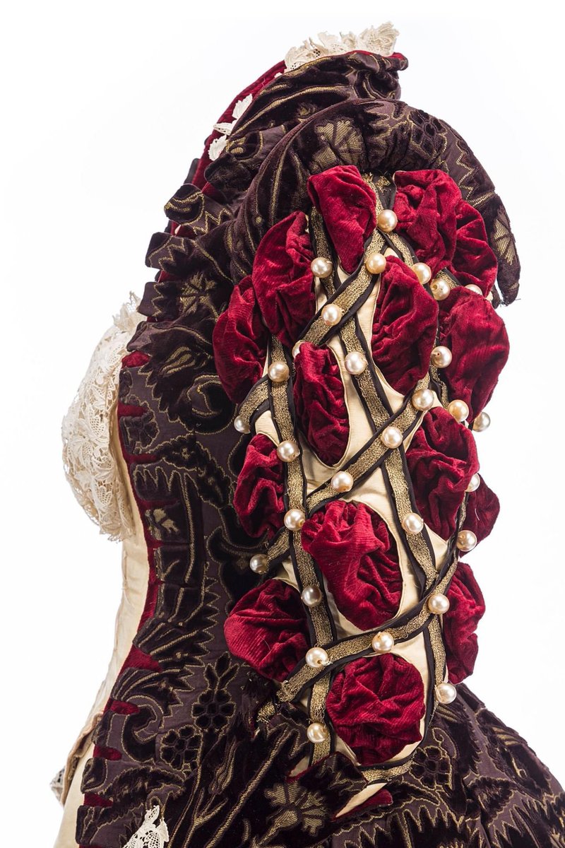 kateStrasdin's tweet photo. Never knowingly under-decorated, the House of Worth had made a name for themselves in fancy dress costumes by the late c19th. Here a Tudor-esque fantasy from the early #1890s channelling c16th aesthetics….sort of @MuseodelTraje #fashionhistory https://t.co/pvUYR75IK2
