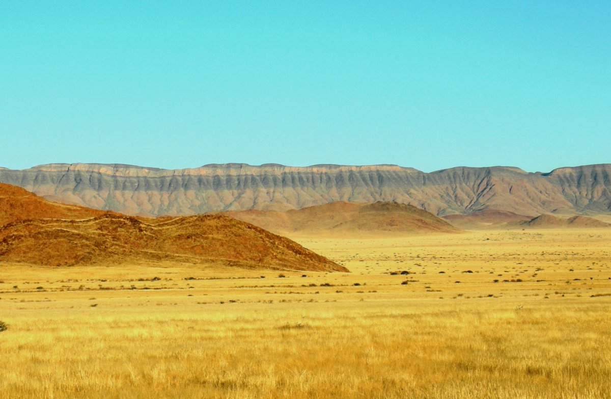 Follouu_Me's tweet photo. Fresh water in Namibia? The discovery was made in 1986 and the  cave – because of the humid air that rises from it – has come to be  known as Dragon’s Breath Cave. In its belly lies the largest underground  non-subglacial lake in the world. So large, in fact, that divers have  only been able to chart its depths to 430 feet.