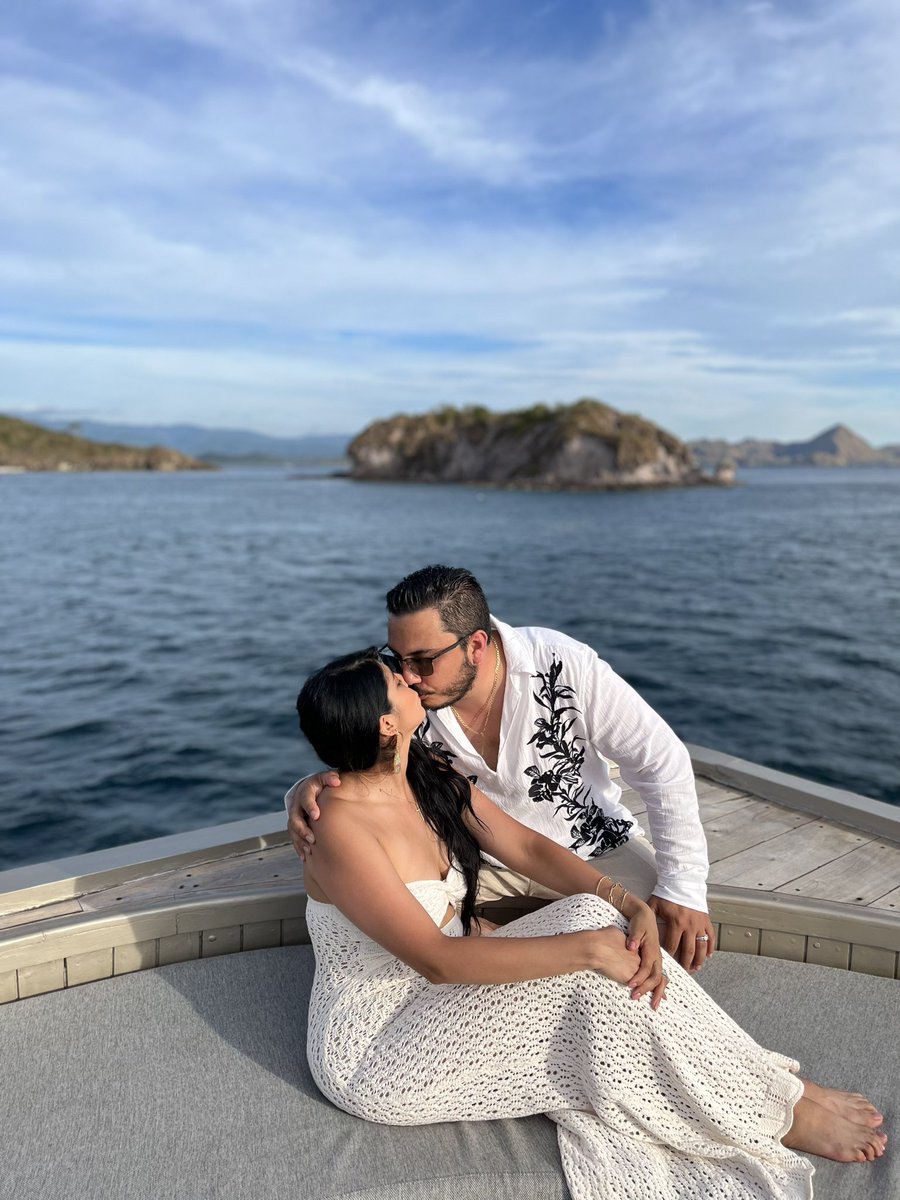 _M_Traders's tweet image. Having a romantic but fun adventure in #komodo #Indonesia in Ayana Labuan ajo if y’all don’t know about this place you really need to know ! @SusyZapata8 #vacation