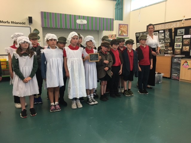 Helpu Ysgol <a href="/MorfaRhianedd/">Ysgol Gymraeg Morfa Rhianedd</a> ddoe gyda dathliadau yr ysgol yn 60 oed gyda straeon o'r archifdy!
Helping Ysgol Morfa Rhianedd yesterday to celebrate their school turning 60 with stories from the archives!
#CyfunoFusion