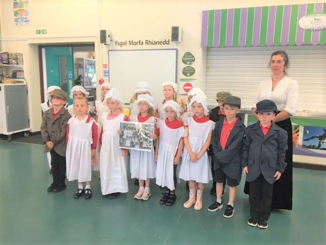 CyfunoConwy's tweet photo. Helpu Ysgol @MorfaRhianedd ddoe gyda dathliadau yr ysgol yn 60 oed gyda straeon o'r archifdy!
Helping Ysgol Morfa Rhianedd yesterday to celebrate their school turning 60 with stories from the archives! @ManonPrysor 
#CyfunoFusion https://t.co/C3ax71O8Qe