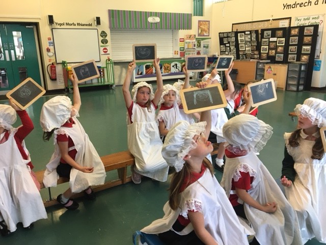 CyfunoConwy's tweet photo. Helpu Ysgol @MorfaRhianedd ddoe gyda dathliadau yr ysgol yn 60 oed gyda straeon o'r archifdy!
Helping Ysgol Morfa Rhianedd yesterday to celebrate their school turning 60 with stories from the archives! @ManonPrysor 
#CyfunoFusion https://t.co/C3ax71O8Qe
