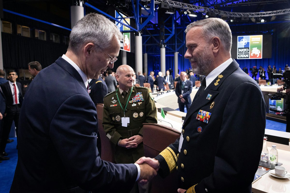CMC_NATO's tweet photo. The Vilnius #NATOSummit sends an unmistakable message: 

#NATO is here. Vigilant. Ready to defend every inch of Allied territory.

In the coming months &amp; years, Allies will work on executing our new military plans.

Together, we uphold our sacred pledge of #CollectiveDefence. https://t.co/lvOfrbF5wI