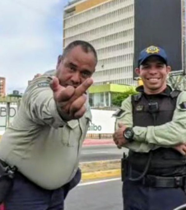 InforTvenezuela's tweet photo. Las reacciones de estos funcionarios policiales de PoliMaracaibo a un ciudadano quien delante de su esposa y sus 2 pequeños hijos que iban en su vehículo,pudo fotografiar con su móvil,uno de sus procedimientos.
La señal vulgar de costumbre : Aprobado
Excelentes poses.
Sigan así. https://t.co/nGANJvPU3j