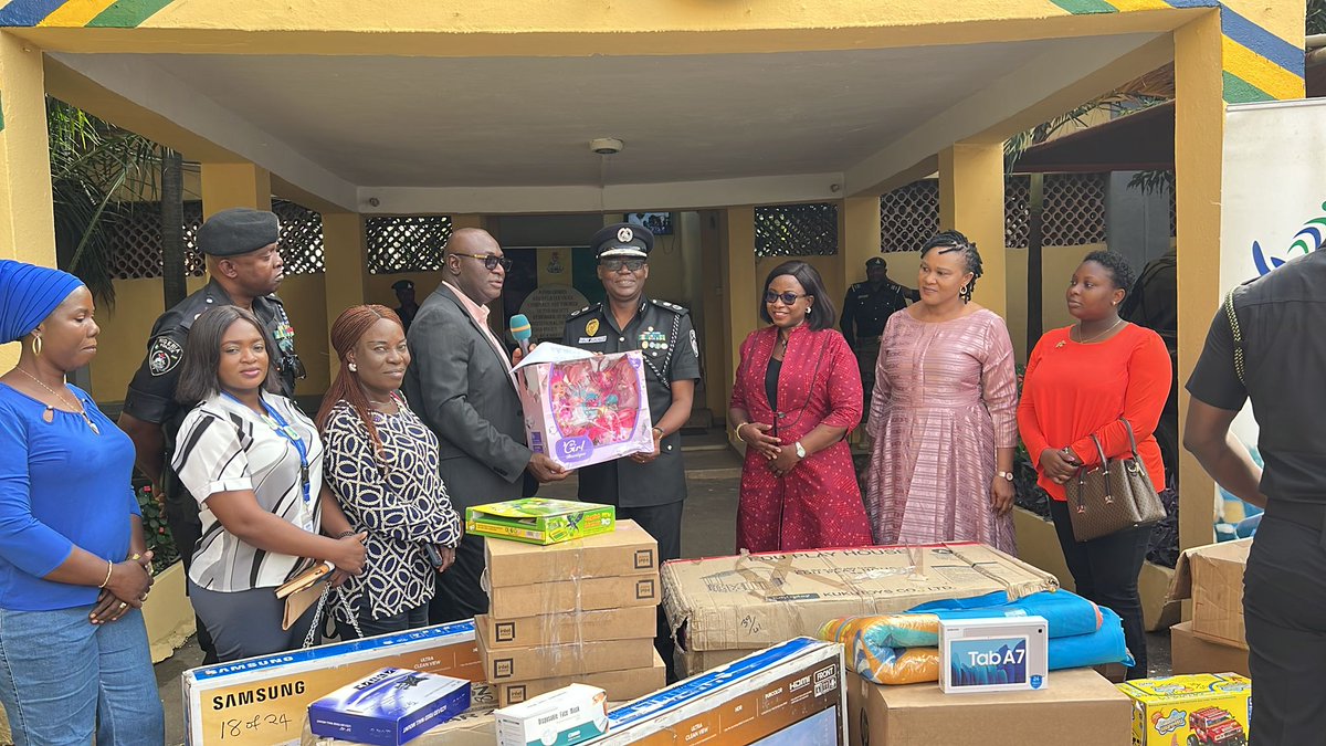cihp_ng's tweet photo. The donation was received by the Lagos State Police commissioner Mr. Idowu Owohunwa. In his words: ‘CIHP is one of the earliest NGOs who have in tangible ways contributed to the fight against gender based violence. We are grateful to CIHP’ https://t.co/pXJeajLhMX