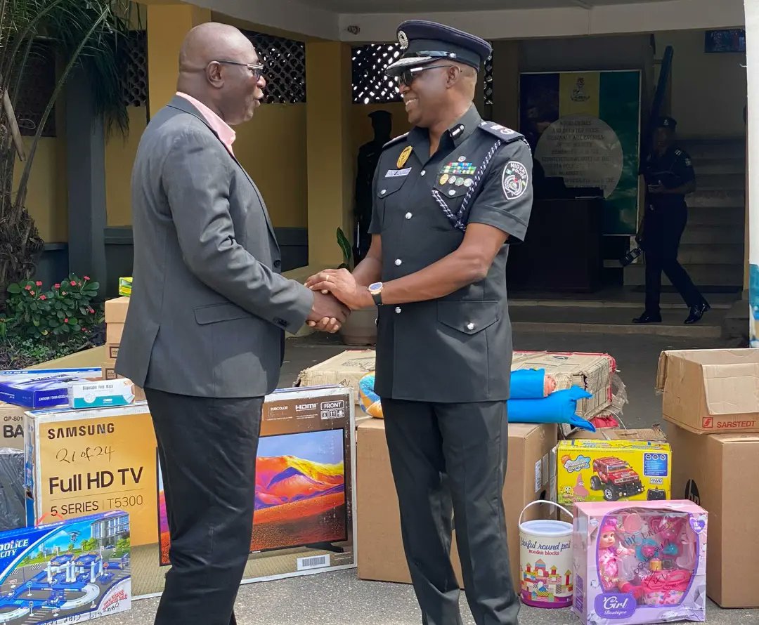 cihp_ng's tweet photo. The donation was received by the Lagos State Police commissioner Mr. Idowu Owohunwa. In his words: ‘CIHP is one of the earliest NGOs who have in tangible ways contributed to the fight against gender based violence. We are grateful to CIHP’ https://t.co/pXJeajLhMX