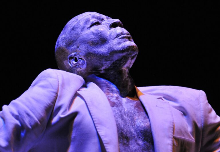 22 Juli 2023, 21.00 Uhr

Der Dialog zwischen dem Tänzer und Choreografen Koffi Kôkô aus Benin, dem deutschen Musiker und Komponisten Manos Tsangaris sowie dem Schriftsteller Johannes Odenthal begann 2018 in Berlin mit der Idee, die Beziehung

museumsverband.it/de/bolzano-dan…