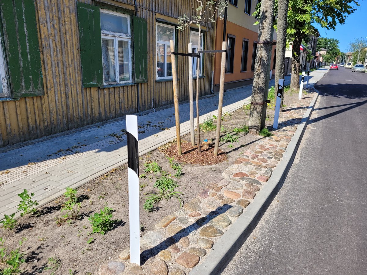 kpliepaja's tweet photo. Grants vietā labāks segums. Vidusceļa iela, 274 m garumā no Pļavu līdz Ganību ielai, tagad klāta ar asfaltu. Te izbūvēta lietus ūdens savākšanas sistēma, stiepjas jaunas ietves, izveidotas drošības saliņas, sakārtotas pieejas pie īpašumiem, iedēstīti 13 jauni kociņi - pīlādži. https://t.co/WU1l1Uu12S