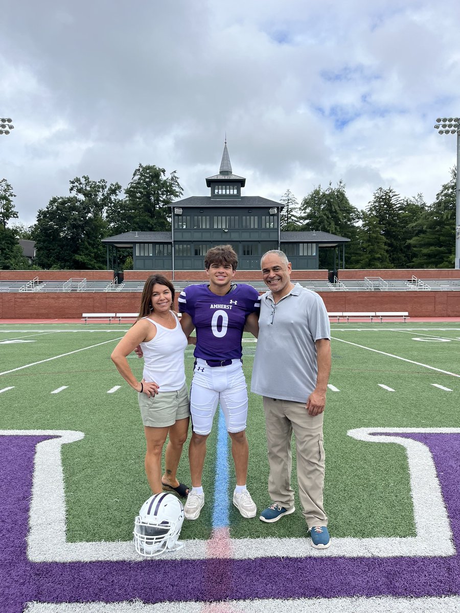 Had an amazing time visiting Amherst College Yesterday! Thank you to @CoachHudAmherst @CoachEJMills for having me out on campus. Looking forward to what lies ahead!