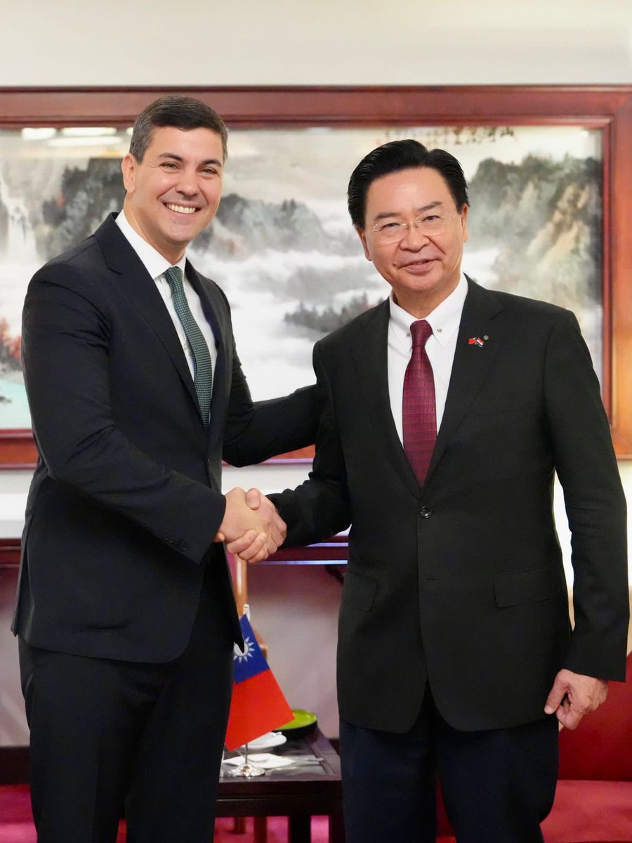 Llegamos a China-Taiwán para desarrollar una intensa agenda de intercambio comercial y cultural, además de reforzar nuestros lazos históricos de amistad y cooperación. Agradezco Jaushieh Joseph Wu, Ministro de Relaciones Exteriores por el recibimiento.