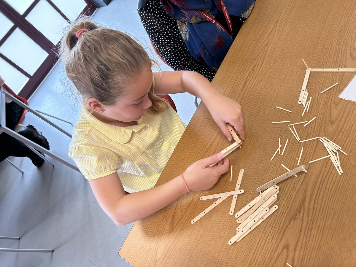 Daniellepidgeo2's tweet photo. Bridge building @FibParkAcademy @MrsKSugars https://t.co/7VxRyFW6yu