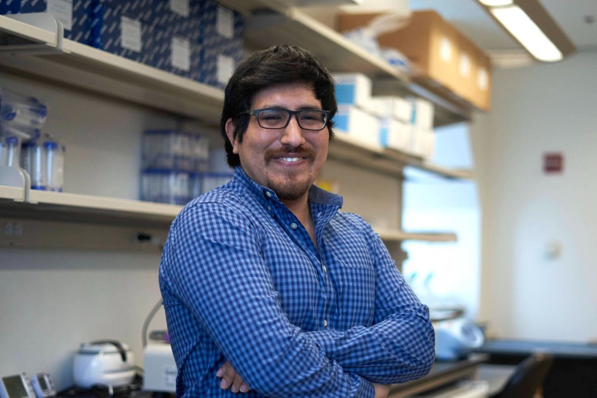 Agencia Andina (@agencia_andina) on Twitter photo 🇵🇪 A sus 34 años, el científico peruano Daniel Zegarra lidera un laboratorio en la Universidad de Virginia, en Estados Unidos. Para lograrlo postuló a 25 universidades y superó a 500 investigadores de diversas partes del mundo ow.ly/rCtB50P8vHI
Por: ✍ <a href="/marinella_0126/">María Fernández A</a> 🇵🇪 A sus 34 años, el científico peruano Daniel Zegarra lidera un laboratorio en la Universidad de Virginia, en Estados Unidos. Para lograrlo postuló a 25 universidades y superó a 500 investigadores de diversas partes del mundo ow.ly/rCtB50P8vHI
Por: ✍ <a href="/marinella_0126/">María Fernández A</a>