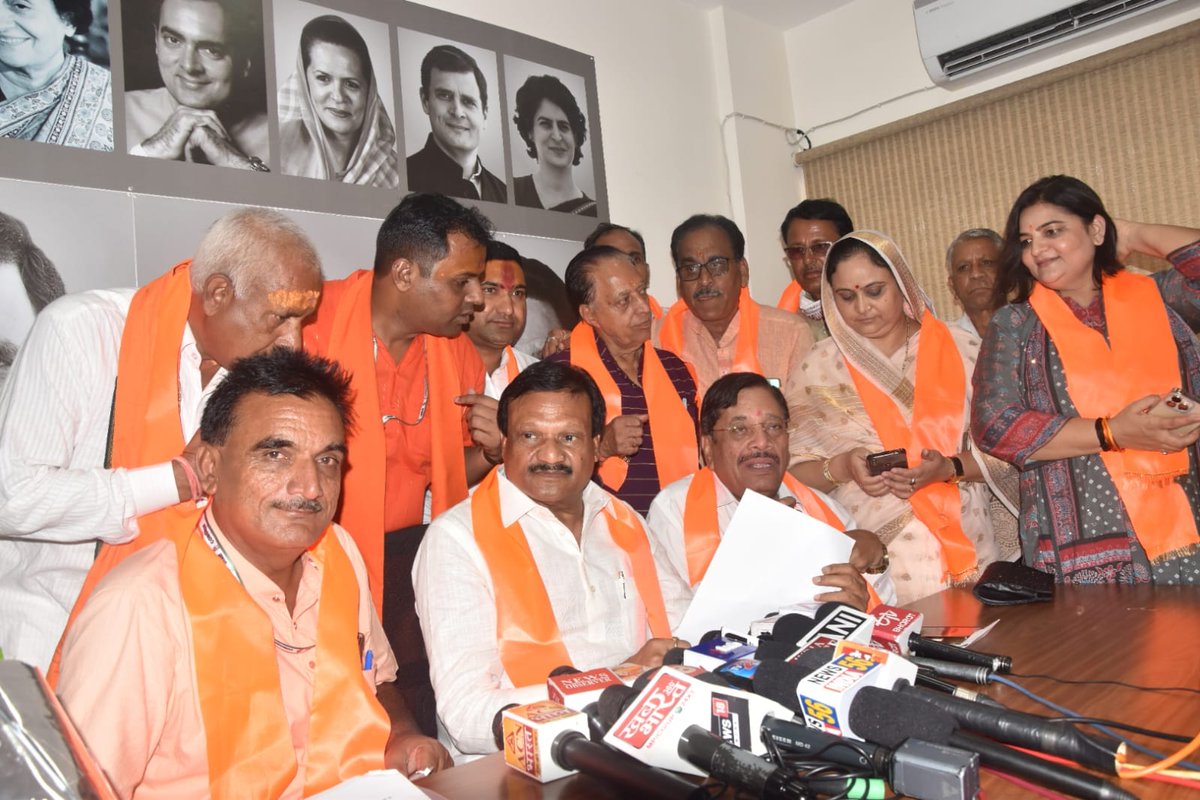 sajjanvermaINC's tweet photo. प्रदेश के पुजारियों को मानदेय के संबंध में आज भोपाल में कांग्रेस मंदिर पुजारी प्रकोष्ठ के पदाधिकारियों के साथ प्रेस कॉन्फ्रेंस की। प्रदेश भर के मंदिर के पुजारियों को उनका हक मिलना चाहिए।

#pujari #mptemples

@OfficeOfKNath @INCMP https://t.co/aTwyhFadBk
