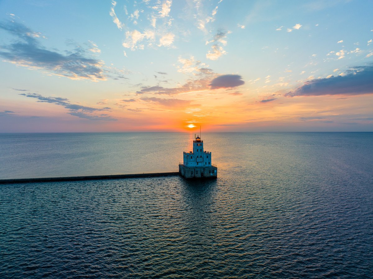 abovemke tweet picture