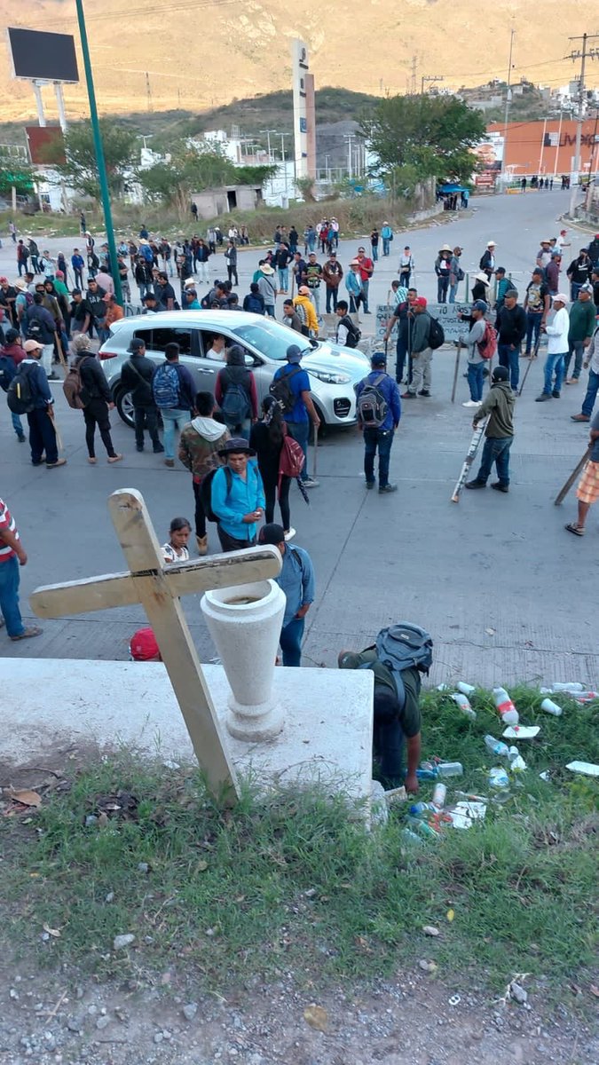 tonalee_88's tweet photo. #Chilpancingo 
Se prevé más actos vandálicos 
Sangre y muerte para el día de hoy!
Para los que no saben como @laurabozzo
Estas personas piden la liberación de su líder criminal. https://t.co/RpInNxaKvf