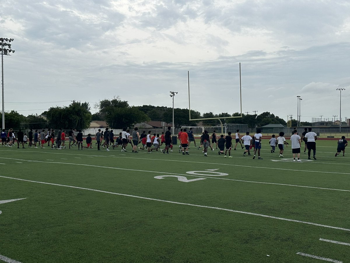 CoachAllen83's tweet photo. Player led workouts!!!!  Kids are grinding! https://t.co/wG1xj2CSWF