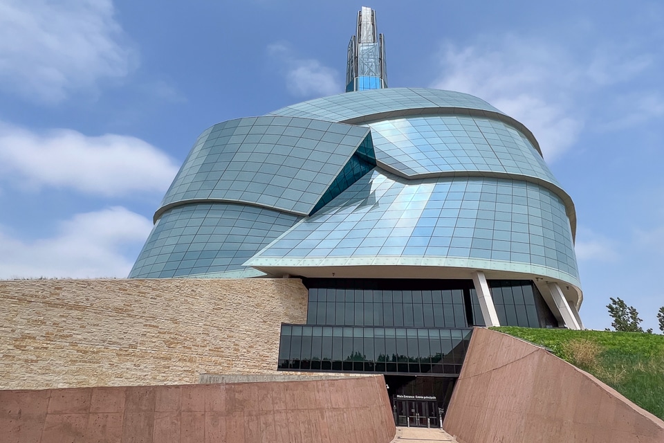 TravelPast50's tweet image. Plan extra time and stay busy in Winnipeg with these top recommendations: museums, parks, restaurants, and more! #onlyinthepeg @TourismWPG #ExploreMB Travel to Canada with #TravelPast50 buff.ly/3D6SdJG