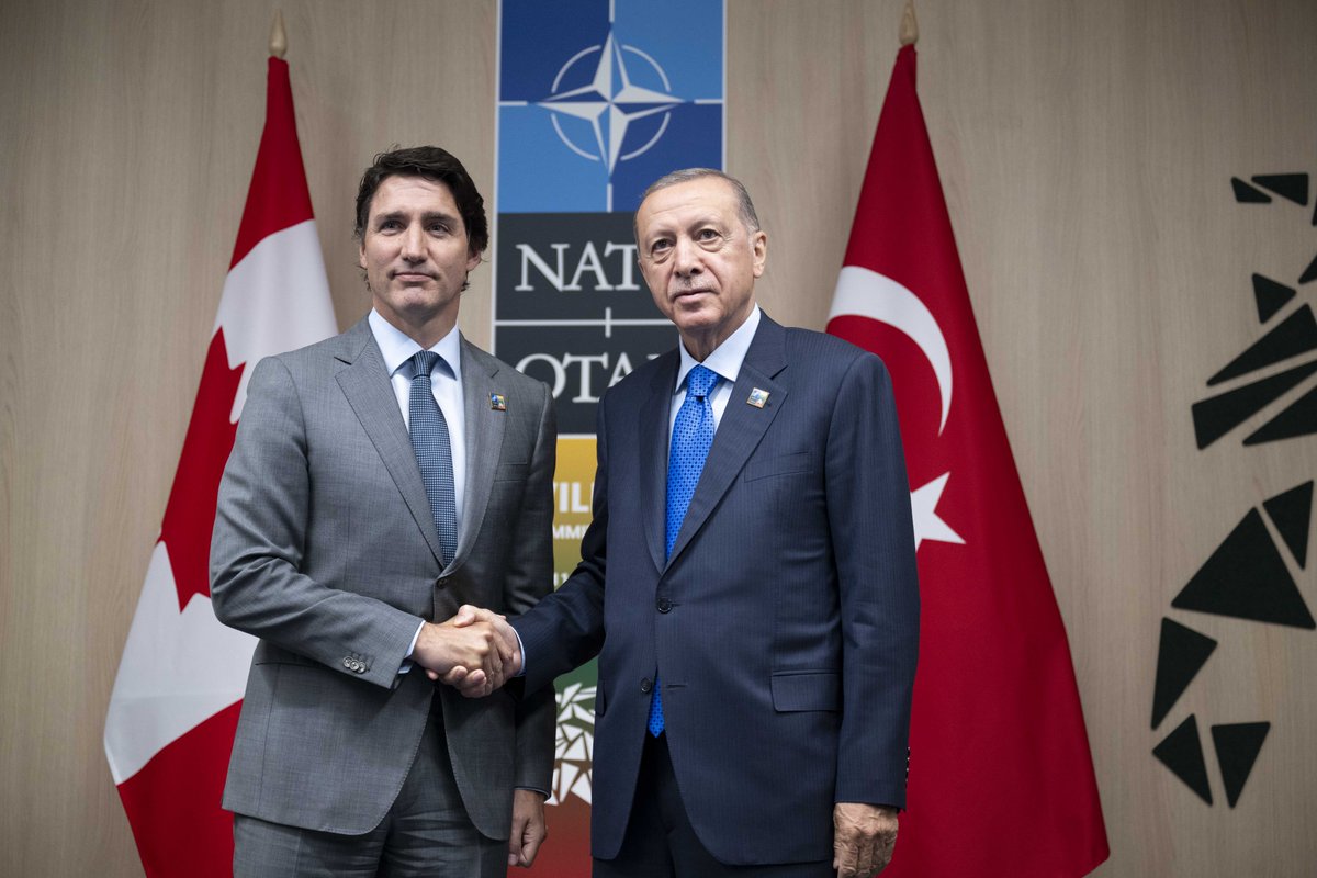 NATO Zirvesi'ndeki ikili temaslarımıza Kanada Başbakanı Justin Trudeau ile gerçekleştirdiğimiz görüşmeyle devam ettik. Ülkelerimiz için hayırlara vesile olsun. 🇹🇷🇨🇦