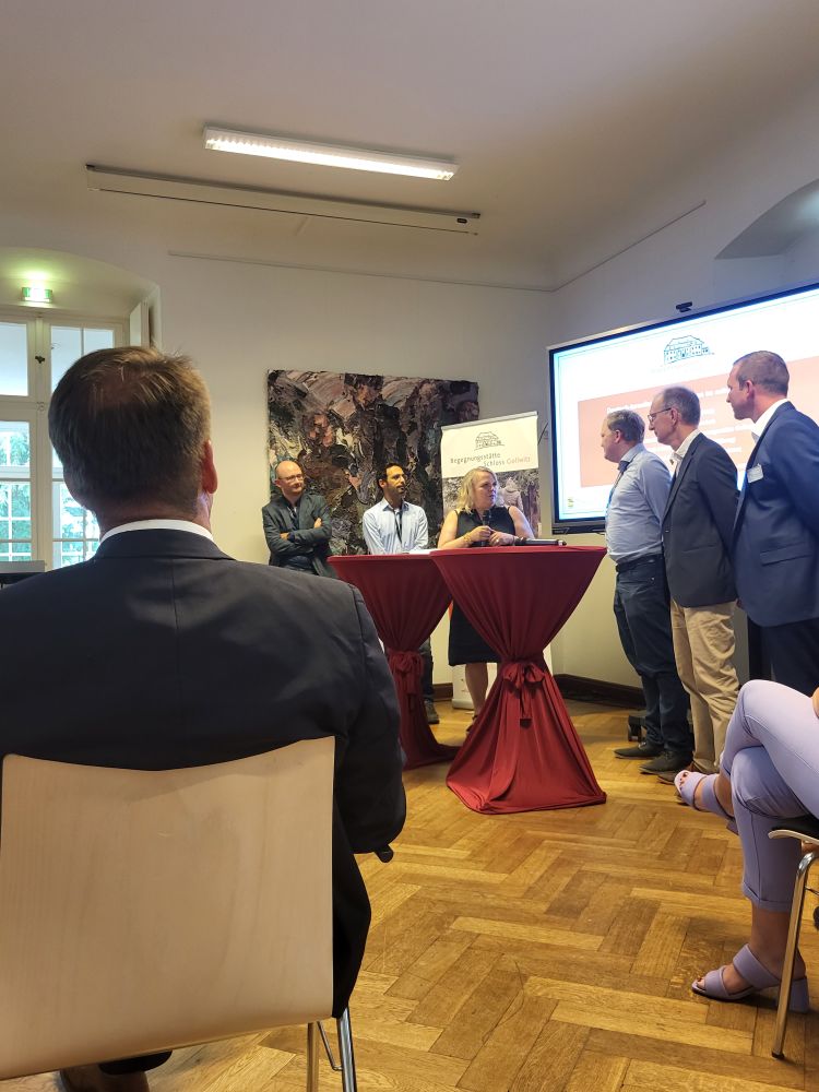 Stadt_BRB's tweet photo. OB #SteffenScheller tauschte sich zur Eröffnung der „Tage des deutsch-israelischen Jugendaustausches" in der Begegnungsstätte Schloss Gollwitz zusammen mit MP #Woidke &amp; dem israelischen Botschafter S.E. Prof. Prosor intensiv mit den Teilnehmer/innen aus.👉 https://t.co/wTypOr1MXs https://t.co/RIc2kMPLeX