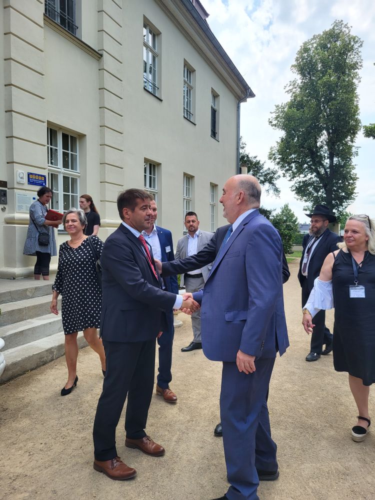 Stadt_BRB's tweet photo. OB #SteffenScheller tauschte sich zur Eröffnung der „Tage des deutsch-israelischen Jugendaustausches" in der Begegnungsstätte Schloss Gollwitz zusammen mit MP #Woidke &amp; dem israelischen Botschafter S.E. Prof. Prosor intensiv mit den Teilnehmer/innen aus.👉 https://t.co/wTypOr1MXs https://t.co/RIc2kMPLeX