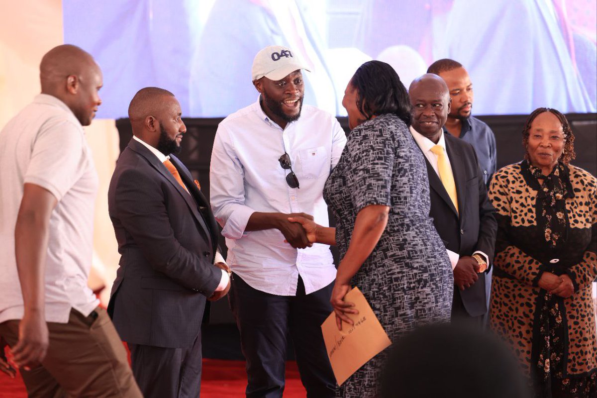 SakajaJohnson's tweet photo. Hosted H.E @WilliamsRuto and Deputy President @rigathi this afternoon in Ruai, Kasarani for the issuance of 2,000 title deeds to Embakasi Ranching Company Shareholders. https://t.co/DPCBtKyMe1