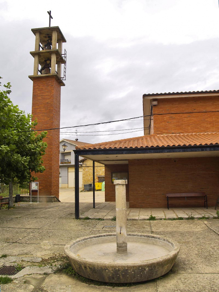 PatrimonioAlava's tweet photo. #Sabando. Su iglesia de la Natividad fue construida entre 1962 y 1964 y contiene restos de la antigua iglesia #románica. La portada #románica de la antigua iglesia enmarca el altar mayor de la actual. #Álava
Foto: Ayto. de Arraia-Maeztu https://t.co/wNGzYAnXV9