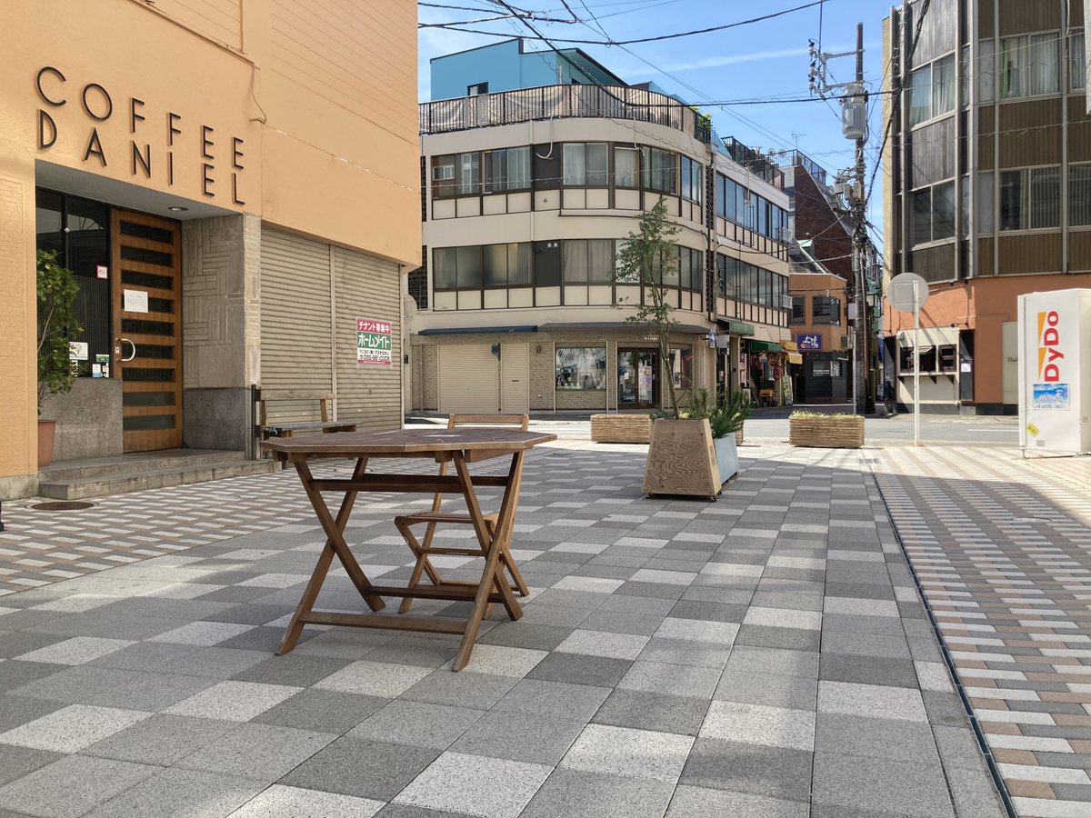 <a href="/LOVETRIBE_info/">LOVETRIBE｜ラブトライブ</a> <a href="/RoopSounds/">ROOP SOUNDS | ループサウンズ</a> <a href="/1118masa/">MASA</a> <a href="/orenge2468/">折木／OREKI😈</a> <a href="/tomo_PMC/">トモにぃ</a> <a href="/nium_ll/">にうむ/nium</a> <a href="/sawa_otld/">🌱益城さわの🍳DJ</a> <a href="/white_box46/">シロハコ</a> #ラブトライブ 沼津の会場のROOP SOUNDSさんに向かう道、そういえば…と思って劇場版を見直しました

劇中と同じ角度の写真は撮ってなかったけど、曜ちゃ振り返りシーンの自販機の向こう側へ行くとROOP SOUNDSさんがあります

ダニエル→ミカエルになってるのね

屋根ある頃に道を歩きたかったな〜