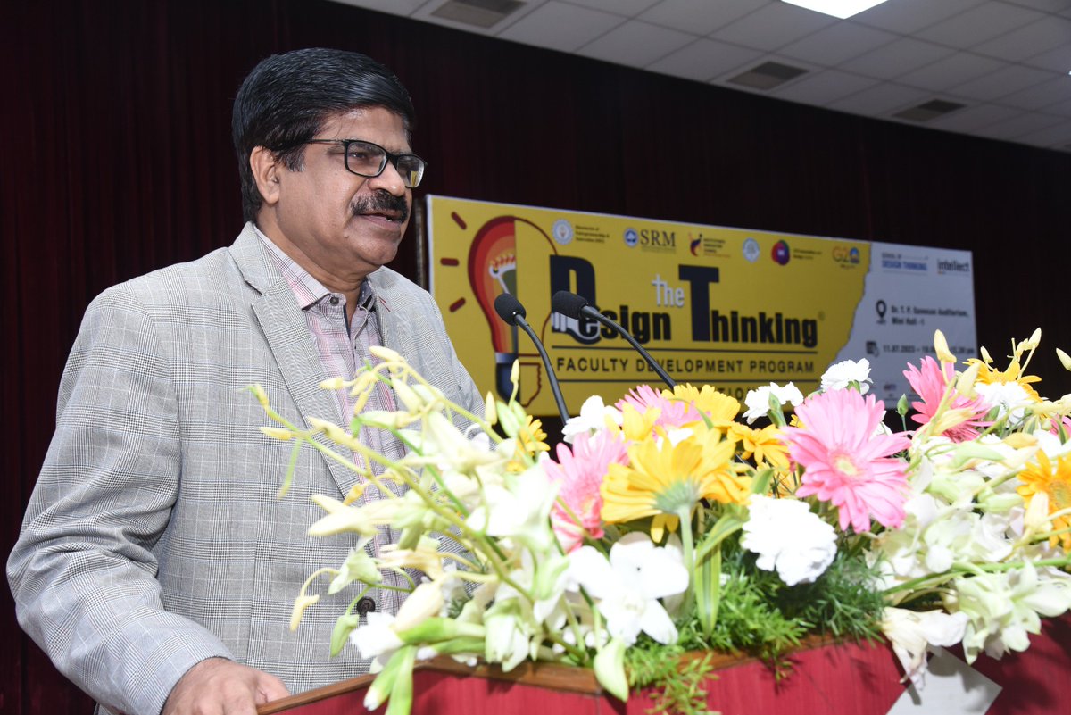 SRM_DEI's tweet image. Design the Thinking-FDP Convocation Ceremony highlights the graduation of over 165 faculty members of SRMIST earning them the position of 'Master Trainer', empowering them to take Design Thinking to the student community
#srmist #design #thinking #intellect #convocation #faculty