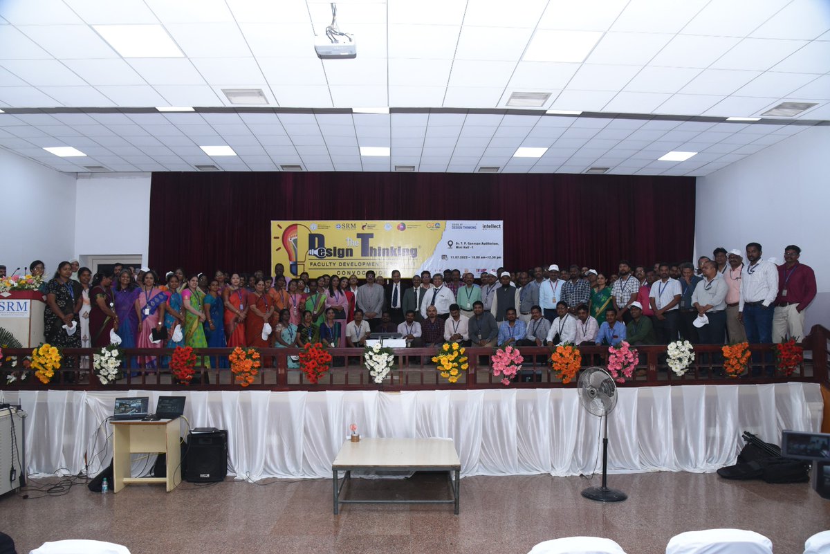 SRM_DEI's tweet image. Design the Thinking-FDP Convocation Ceremony highlights the graduation of over 165 faculty members of SRMIST earning them the position of 'Master Trainer', empowering them to take Design Thinking to the student community
#srmist #design #thinking #intellect #convocation #faculty
