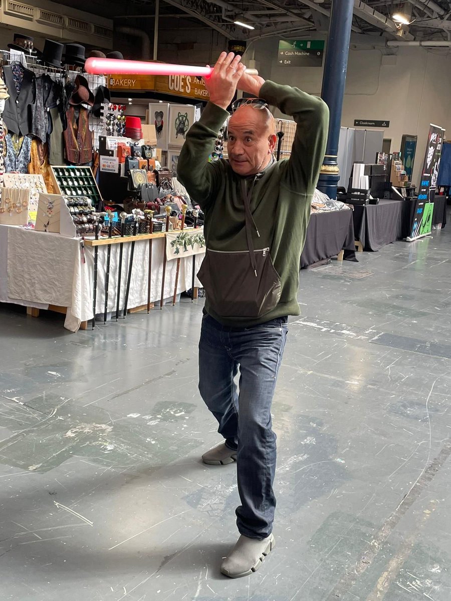 padawanoutpost's tweet photo. A big thank you to everyone who met us at LFCC last weekend, especially this guy 👀😎 #LFCC #bobafett #likeabantha #Mandalorian #shoppadawan @Tem_Morrison #theguyfromfortnite https://t.co/2M7SojcRs2