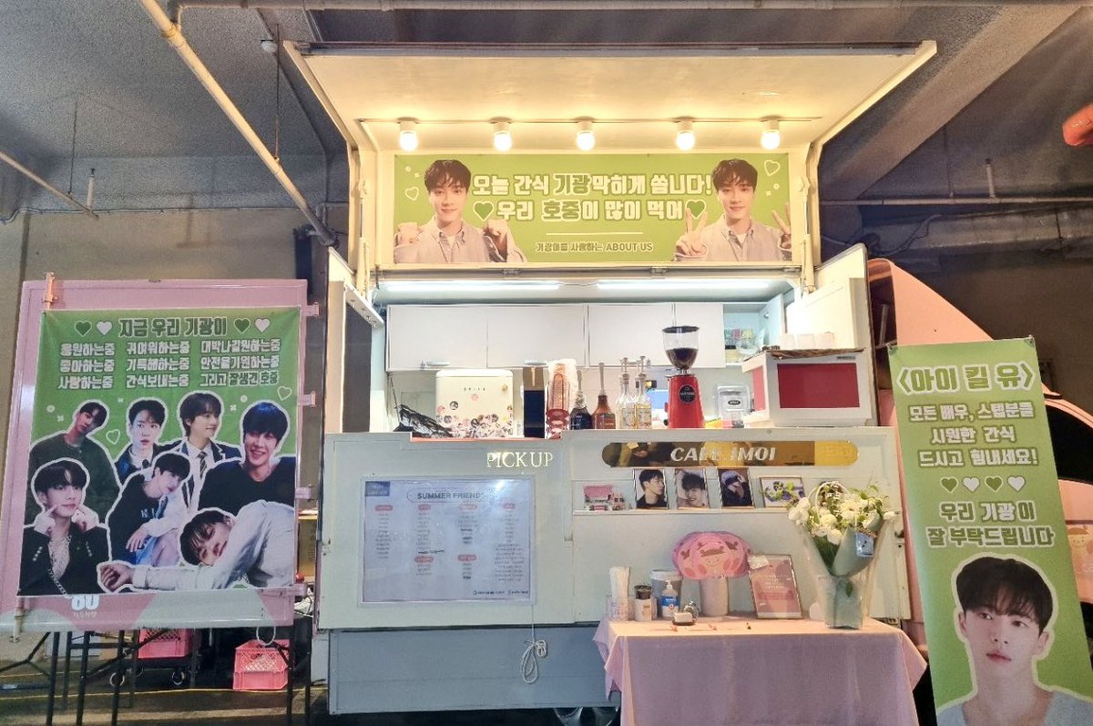 ABOUTUS_FAM's tweet photo. ✨ 230711 <아이킬유> 기광 서포트 ✨

열심히 촬영 중인 기광이를 위해 현장에 커피차를 준비했습니다🥰 더위와 습한 날씨에 조금이나마 시원함이 전달되었기를🍧!! 보고 너무 좋아했다는 기광이💚 마지막 촬영까지 안전하고 건강하게 잘 마치기를 응원할게😘 우리 호중이 화이팅 ( ˇ͈ᵕˇ͈ ) ¨̮♡⃛ https://t.co/Q6mmKmnMvp