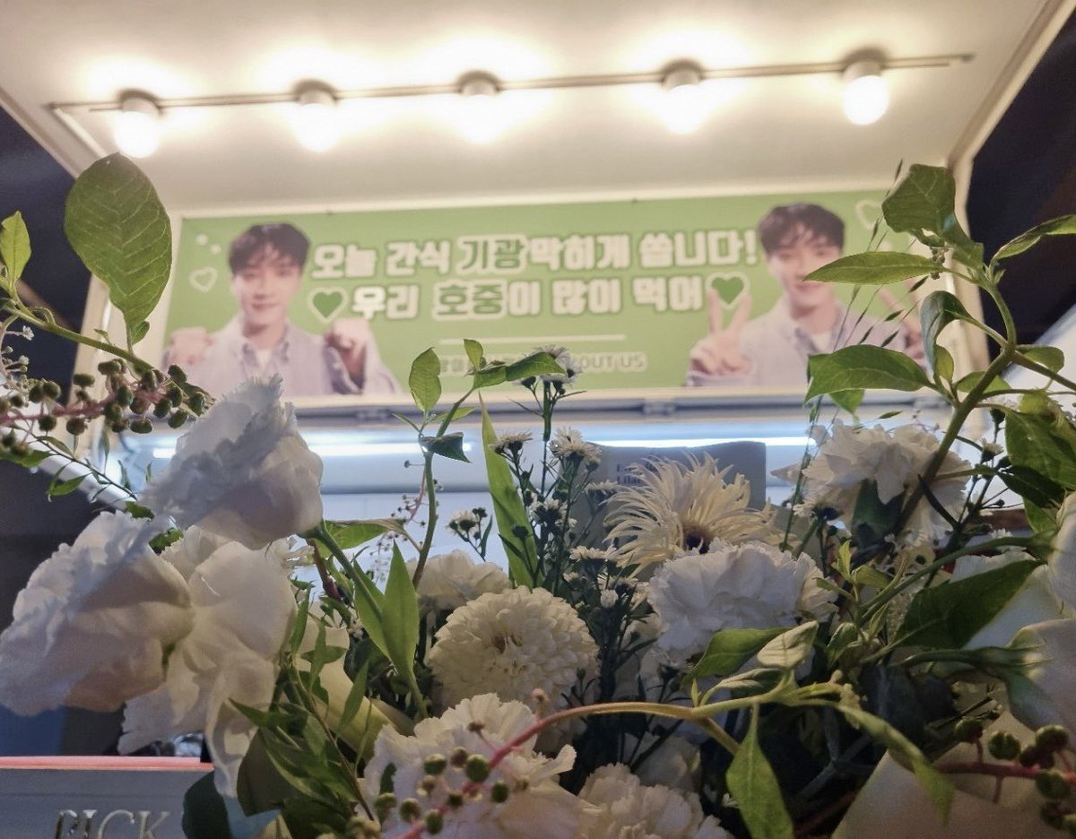 ABOUTUS_FAM's tweet photo. 마지막으로 꽃다발도 준비했답니다꙳ʕㅇ̆̈ʔ —̳͟͞͞♡
기광이에게 어울리는 그린과 화이트 계열로 큰 꽃다발을 전달했어요💚🤍 인증샷도 찍고 촬영장에서 들고 총총 다녔다구ㅠㅠㅠ☺️ 좋아했다니 다행이야✨ https://t.co/uzBIlxrfP4