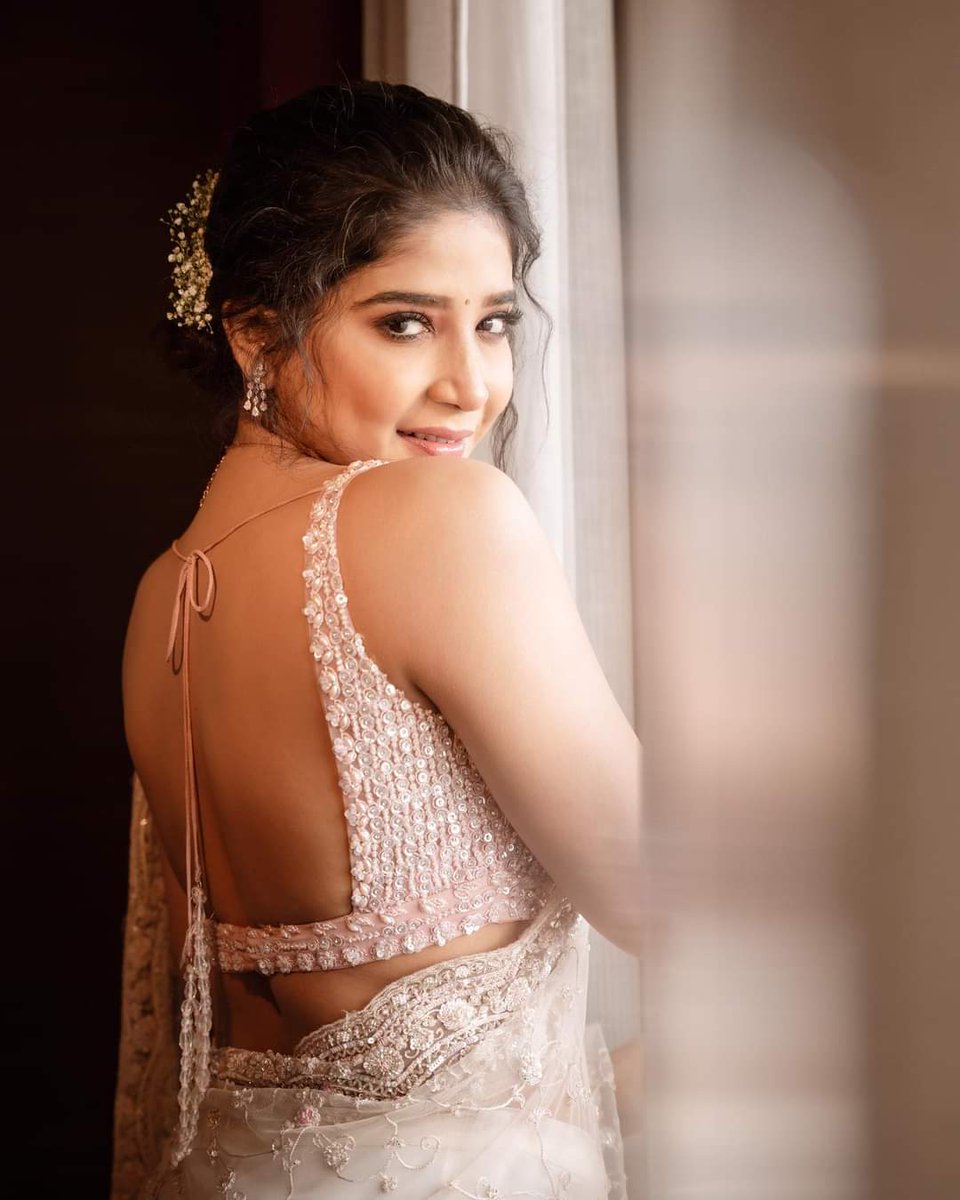 ssakshiagarwal's tweet photo. Dream big Darling✨ https://t.co/DZs2jD2Jcj