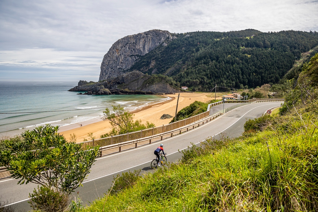 rouleur's tweet image. The bicycle is the best companion for discovering new places, and if there is a paradise in terms of cycling, it is Euskadi, known internationally as the Basque Country. 

Beñat Intxausti shows Rouleur around: l8r.it/e9TP