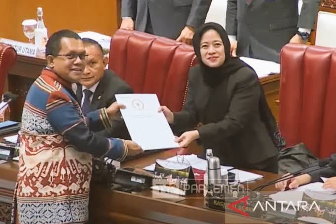 RUU Kesehatan Disahkan, Siapa Diuntungkan?

Selasa sore kaum Nakes menjerit sendiri saat mendapat kabar bahwa UU Kesehatan disahkan. Gelombang impor Nakes akan sgra datang termasuk dari Iran lalu kita  bertanya apakah sdh sesuai dgn semangat pancasila Pancasila?