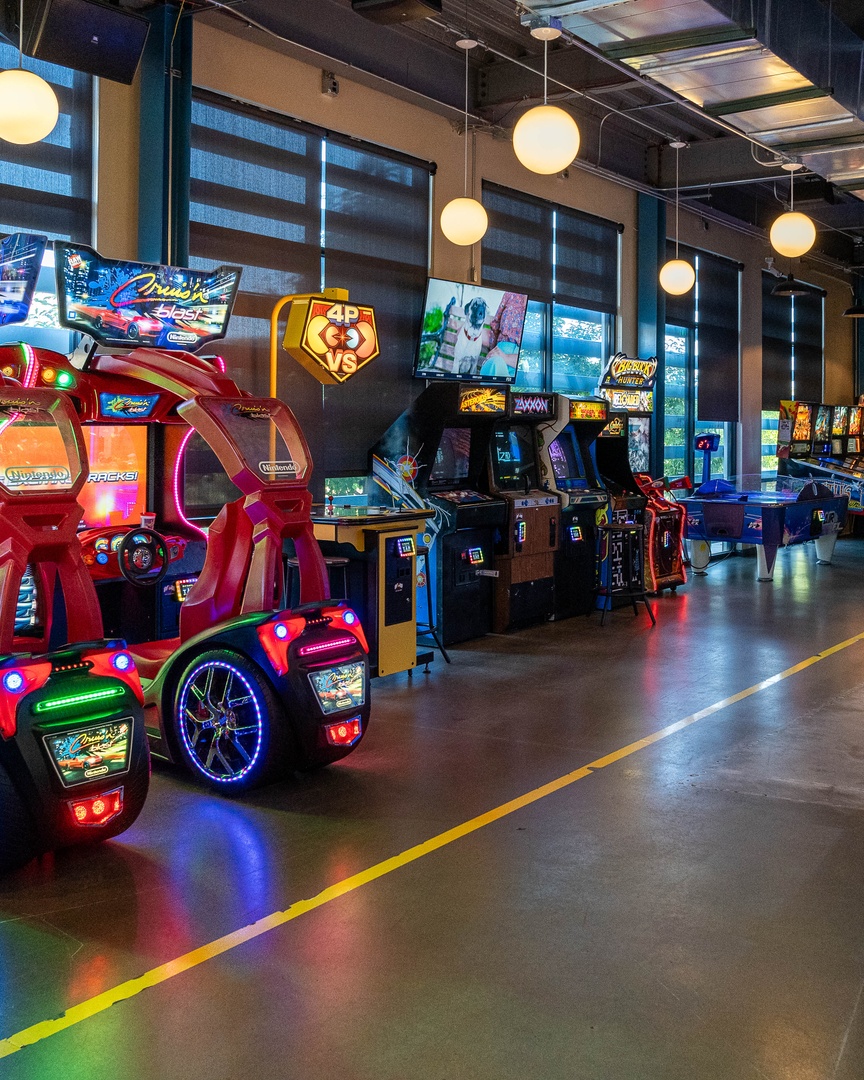 FlyteCoTower's tweet photo. The new Arcade setup is 🔥 wouldn't you agree?
#denver #denverbrewery #denvercolorado #denverarcade #flyteco #flytecotower #arcadesetup #pong #pinball #classicarcade https://t.co/El5FLv7PEn