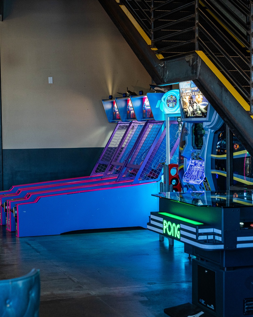 FlyteCoTower's tweet photo. The new Arcade setup is 🔥 wouldn't you agree?
#denver #denverbrewery #denvercolorado #denverarcade #flyteco #flytecotower #arcadesetup #pong #pinball #classicarcade https://t.co/El5FLv7PEn