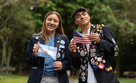 RotaryES's tweet photo. El Intercambio de Jóvenes de Rotary ofrece la oportunidad de aprender un nuevo idioma, conocer un nuevo país y una nueva cultura. Además es para hacer amigos de diferentes partes del mundo y llevarse a casa maravillosos recuerdos. Más información en https://t.co/1thvTdJ8Pv https://t.co/jcxvzJQpC8