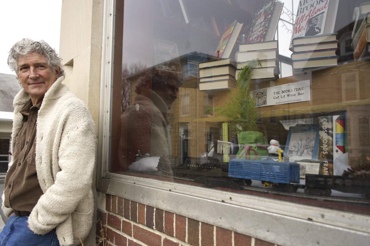 StoryhouseLive's tweet photo. 👋📚 A charming love-letter to literature and the precious spaces in our community. #HelloBookstore is an affectionate, offbeat portrait of a Massachusetts bookshop and the family at its heart.
📅 Screening from Friday 14 July at #StoryhouseCinema.
https://t.co/C3cnbxKhrY https://t.co/bqC9xWK0Pc