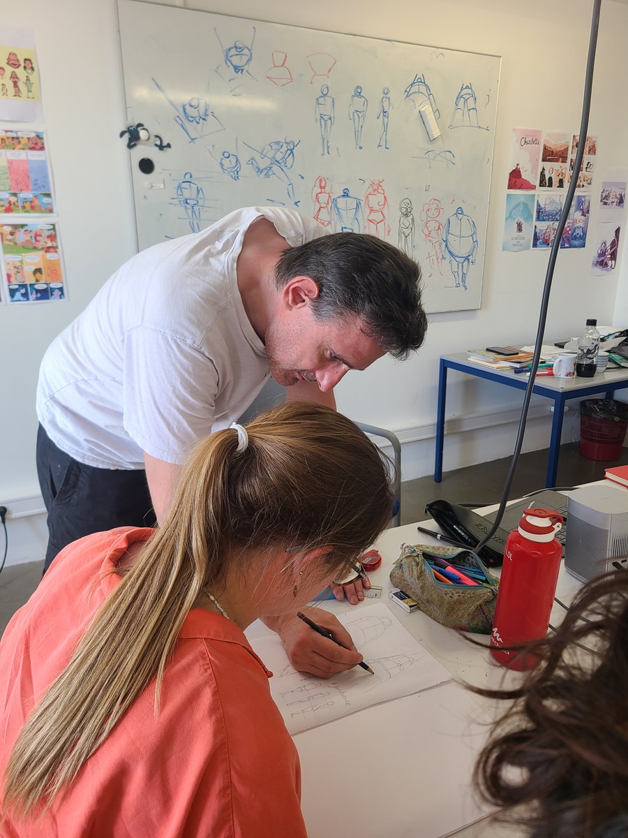 liconograf's tweet photo. Le stage BD continue ! Aujourd'hui, les stagiaires ont suivi les consignes et conseils de @LaurentSiefer sur les croquis et les techniques de dessin.
Demain, place au découpage BD et à la création de personnages ! ✌
#ecolebd #art #stage #bd #croquis #dessin #personnage https://t.co/BsJktzlbTl