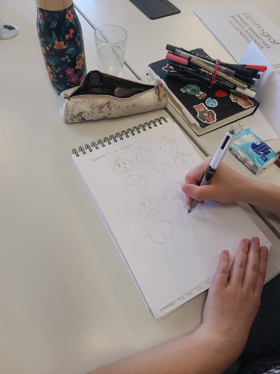 liconograf's tweet photo. Le stage BD continue ! Aujourd'hui, les stagiaires ont suivi les consignes et conseils de @LaurentSiefer sur les croquis et les techniques de dessin.
Demain, place au découpage BD et à la création de personnages ! ✌
#ecolebd #art #stage #bd #croquis #dessin #personnage https://t.co/BsJktzlbTl
