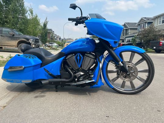 Smt_MachiningCo's tweet photo. How about a Victory with a 26" Spartus.
#smtwheels #ridewiththebest #topshelf #motorcycle #metric #victory #bigwheelbagger #26" https://t.co/Qrmg9Flv0o